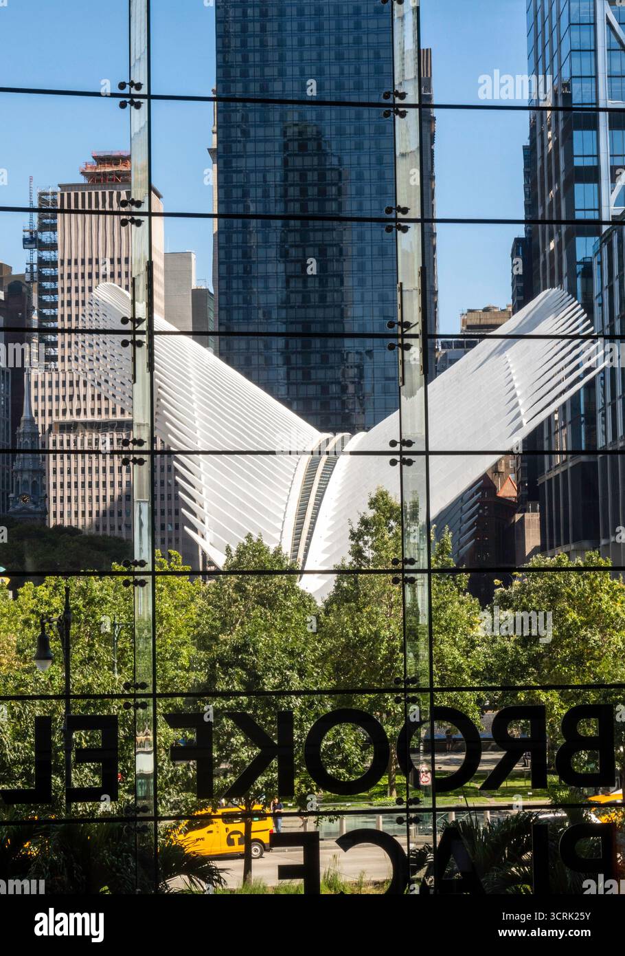 Il memoriale del 9/11 e l'oculus sono visibili dalle finestre dell'atrio del Winter Garden a Brookfield Place, 2025, New York City, Stati Uniti Foto Stock