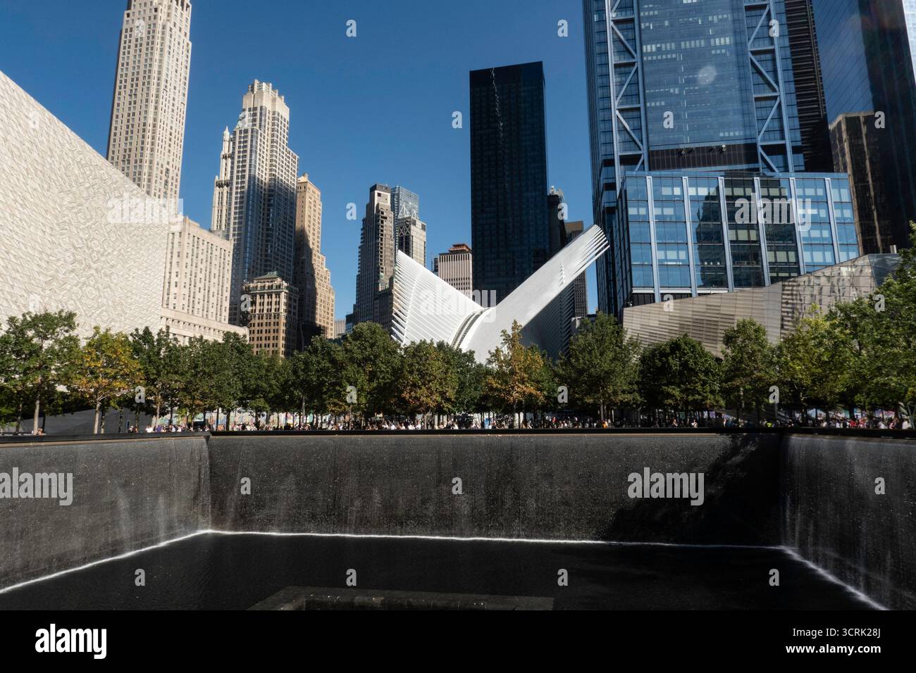 L'area commemorativa del World Trade Center è un commovente tributo ai sacrifici dei newyorkesi che sono passati in attacchi terroristici, 2025, New York City, USA Foto Stock