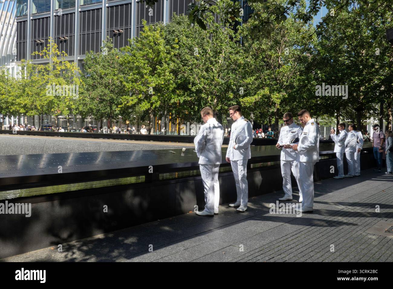 L'equipaggio di una nave della marina in abito bianco rende omaggio al WTC Footprint Pool, 2025, New York City, Stati Uniti Foto Stock