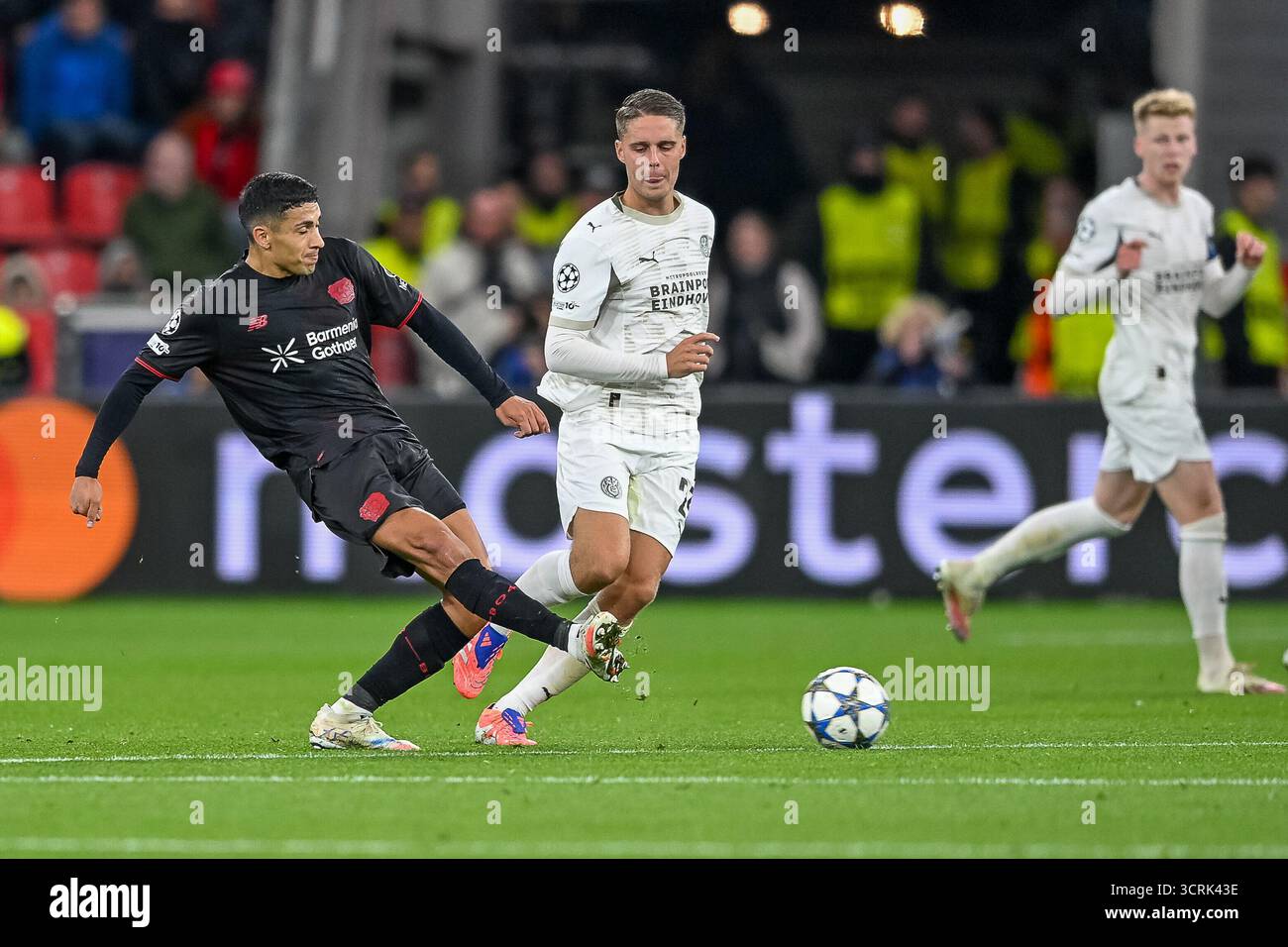 01.10.2025, Fussball: UEFA Champions League, Saison 2025/2026, Gruppenphase, 02. Spieltag, Bayer 04 Leverkusen - PSV Eindhoven nella der BayArena di Leverkusen. Zweikampf zwischen equi Fernandez (Bayer 04 Leverkusen, #04) e Joey Veerman (PSV Eindhoven, #23). Foto: Kirchner-Media/Thomas Haesler Foto Stock