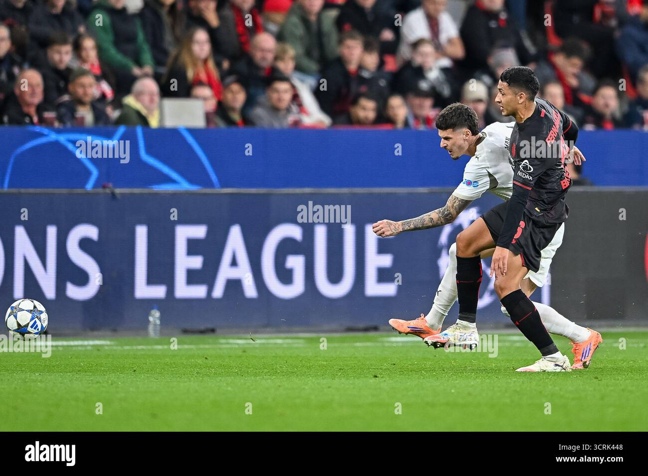 01.10.2025, Fussball: UEFA Champions League, Saison 2025/2026, Gruppenphase, 02. Spieltag, Bayer 04 Leverkusen - PSV Eindhoven nella der BayArena di Leverkusen. Zweikampf zwischen Dennis Man (PSV Eindhoven, #27) und equi Fernandez (Bayer 04 Leverkusen, #04). Foto: Kirchner-Media/Thomas Haesler Foto Stock