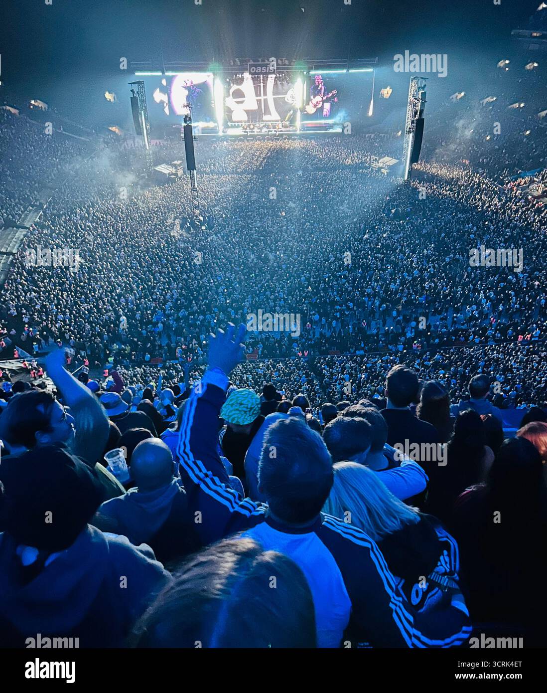 Gli Oasis suonano il loro ultimo concerto di Wembley del tour UK Live 25 domenica 28 settembre 2025, Londra, Regno Unito - Immagine stock catturata con smartphone