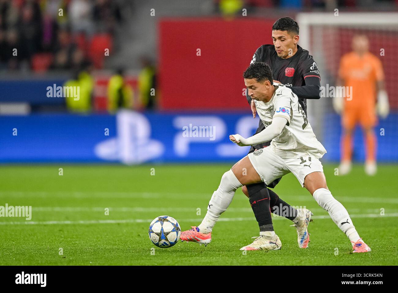 01.10.2025, Fussball: UEFA Champions League, Saison 2025/2026, Gruppenphase, 02. Spieltag, Bayer 04 Leverkusen - PSV Eindhoven nella der BayArena di Leverkusen. Zweikampf zwischen Mauro Junior (PSV Eindhoven, #17) und Equi Fernandez (Bayer 04 Leverkusen, #04). Foto: Kirchner-Media/Thomas Haesler Foto Stock