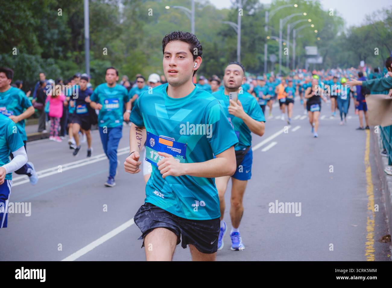 editoriale, maratona, bimbo, globale, gara, 2025, street, scarpe sportive, running, atleta, jogging, città, esercizio fisico, sport, affollamento di persone, panno sportivo Foto Stock