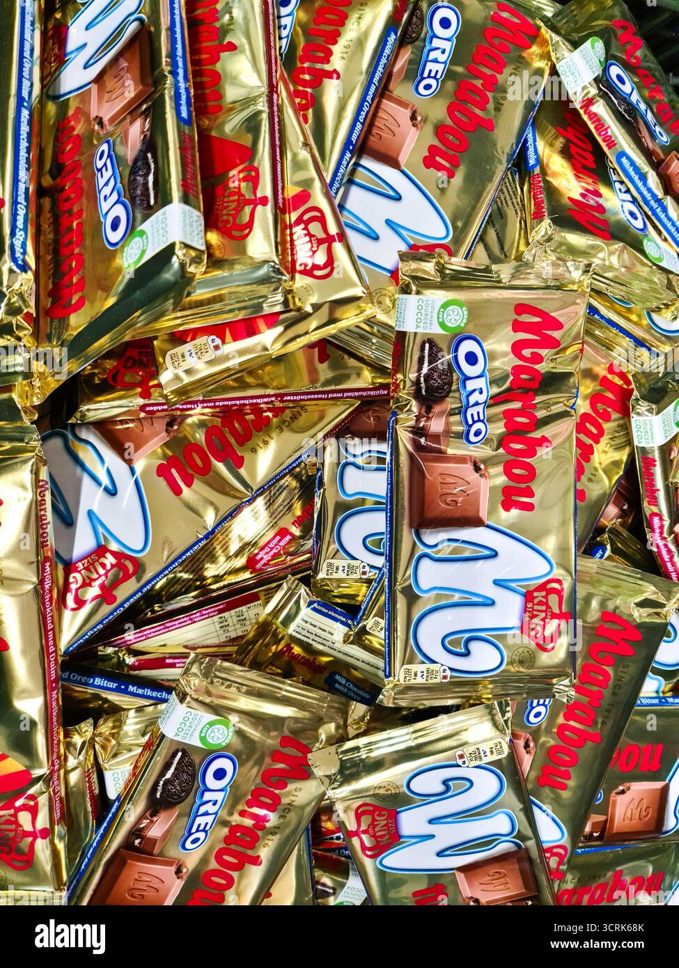 Barrette di cioccolato Marabou Oreo che formano uno spuntino dolce con cibo spazzatura Foto Stock