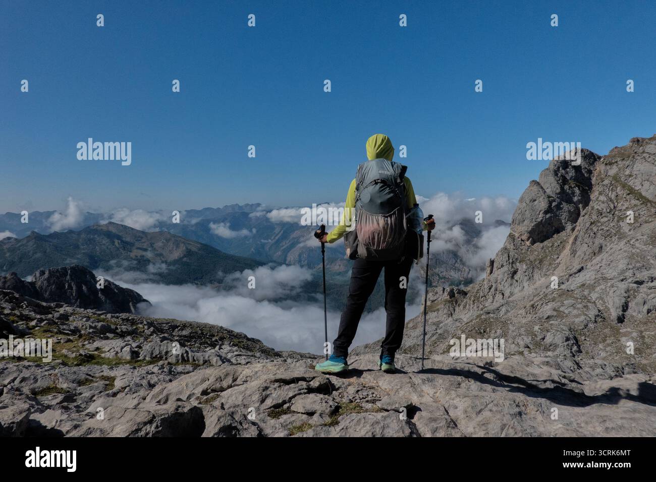 Mare di nuvole sotto il massiccio occidentale nel Parco Nazionale Picos de Europa, Castiglia e León, Spagna Foto Stock