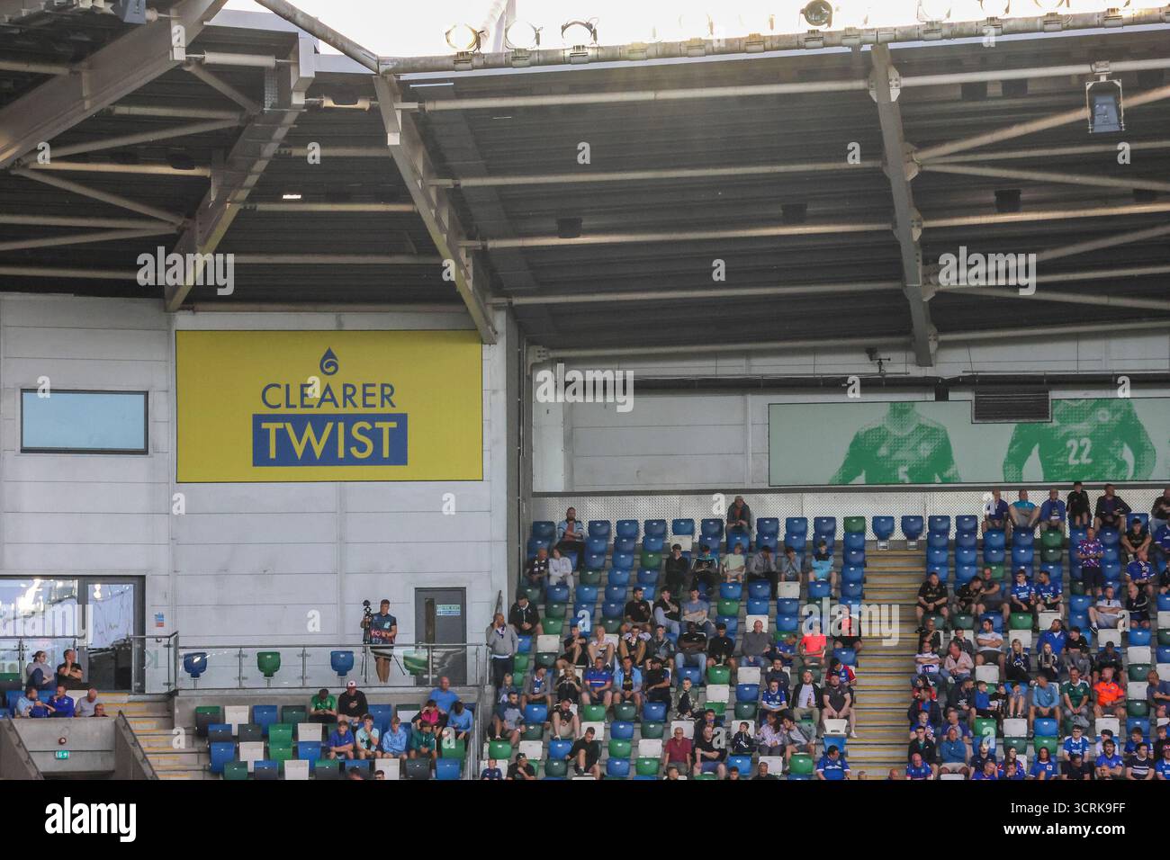 16 luglio 2025 - Linfield V Shelbourne logo twist più chiaro al Windsor Par, Belfast Foto Stock