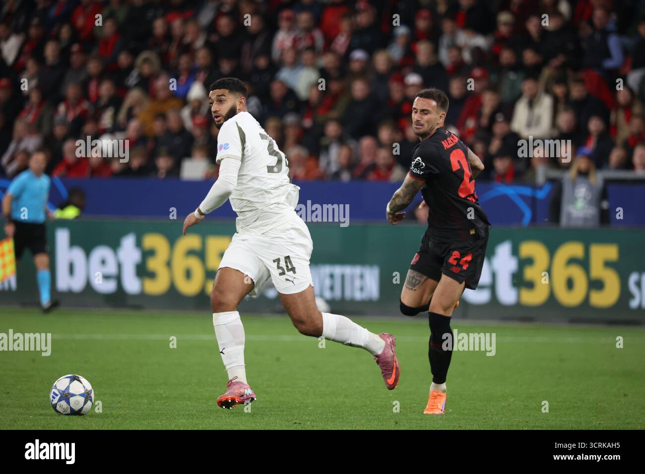 Leverkusen, Germania. 1 ottobre 2025. Aleix Garcia (B04, L) e Ismael Saibari (PSV), Champions League, 2. Spieltag, Bayer 04 Leverkusen vs PSV Eindhoven, BayArena Leverkusen, Deutschland, 01.10.2025. Crediti: Juergen Schwarz/Alamy Live News Foto Stock