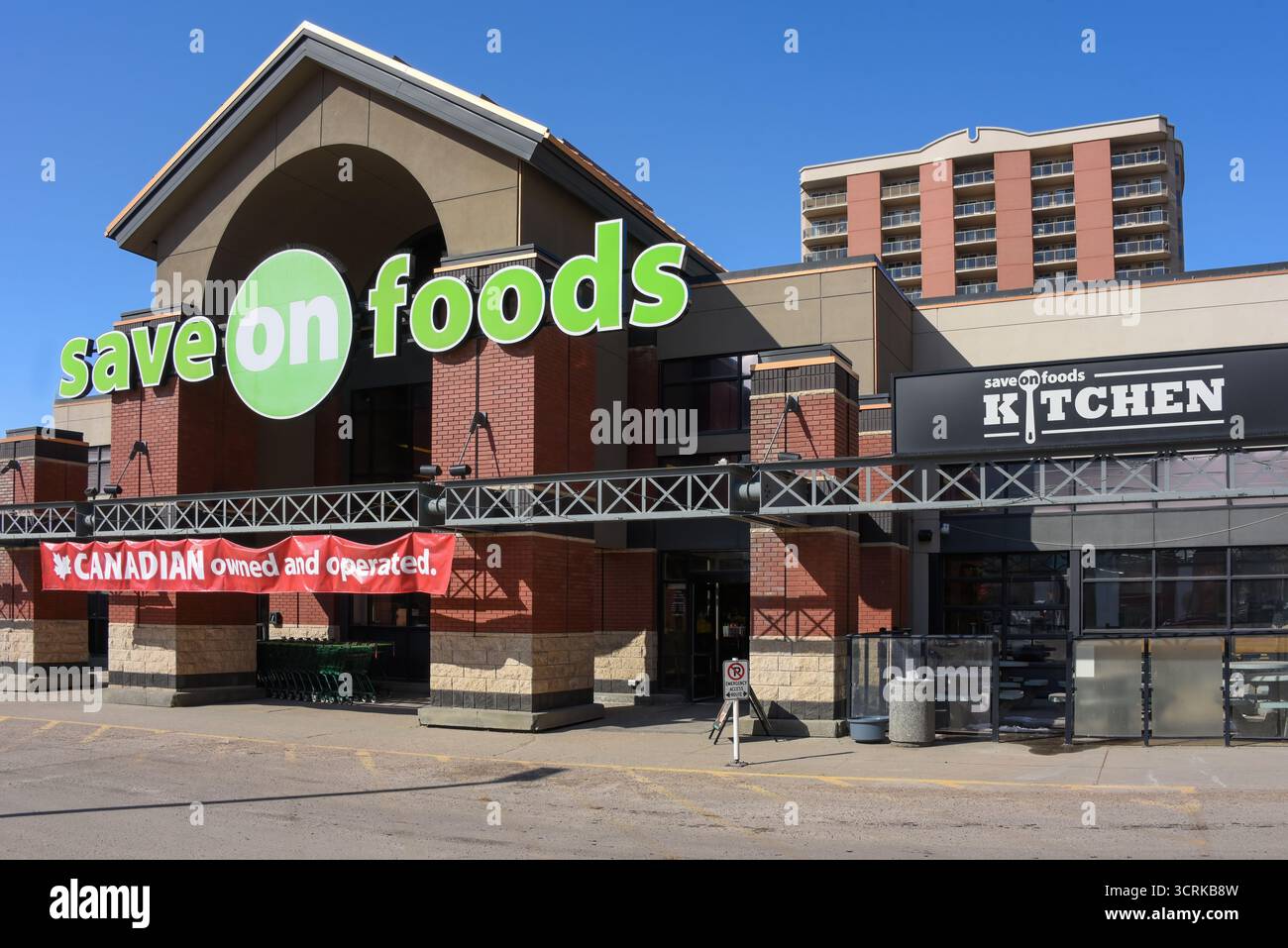 Edmonton Alberta - 3 aprile 2025: Save on Foods Kitchen è la linea di piatti preparati al momento, come zuppe, insalate, rotiss Foto Stock