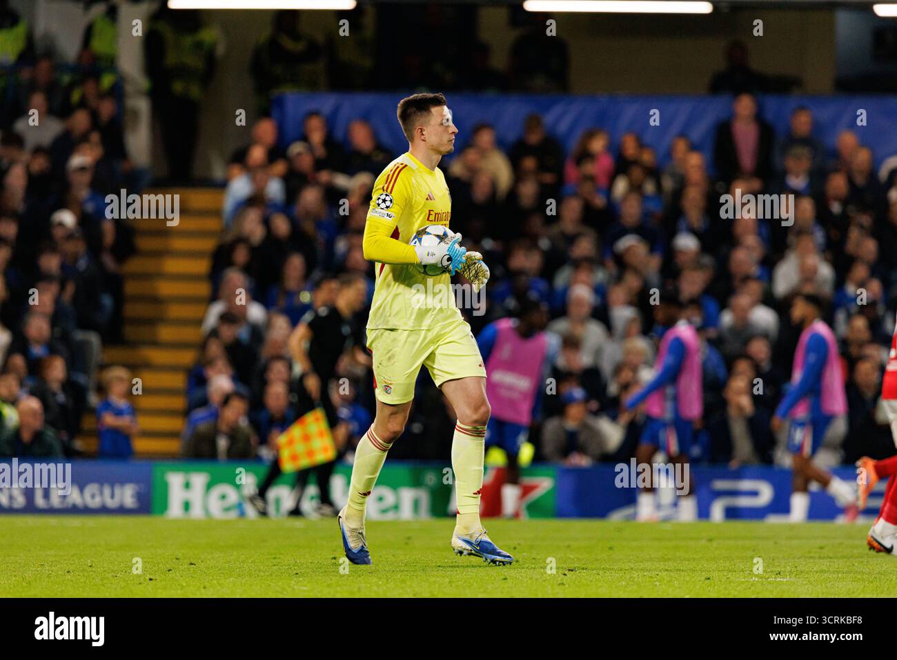 Anatoliy Trubin visto durante la partita di Champions League tra Chelsea FC e SL Benfica (Maciej Rogowski/Ball Raw Images) Foto Stock