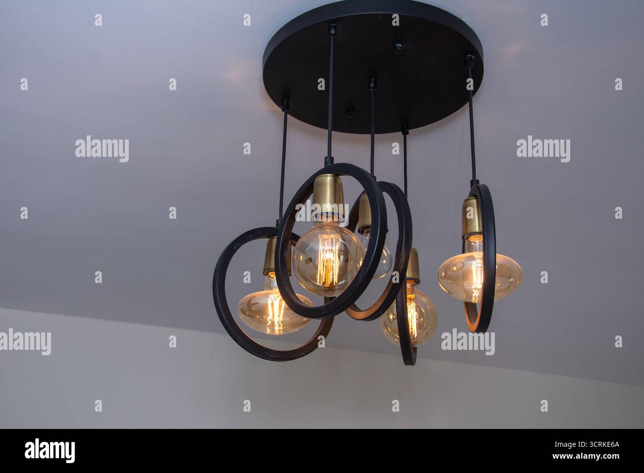 Lampadario per interni cinque luci, finitura nera opaca con dettagli oro testurizzato Foto Stock