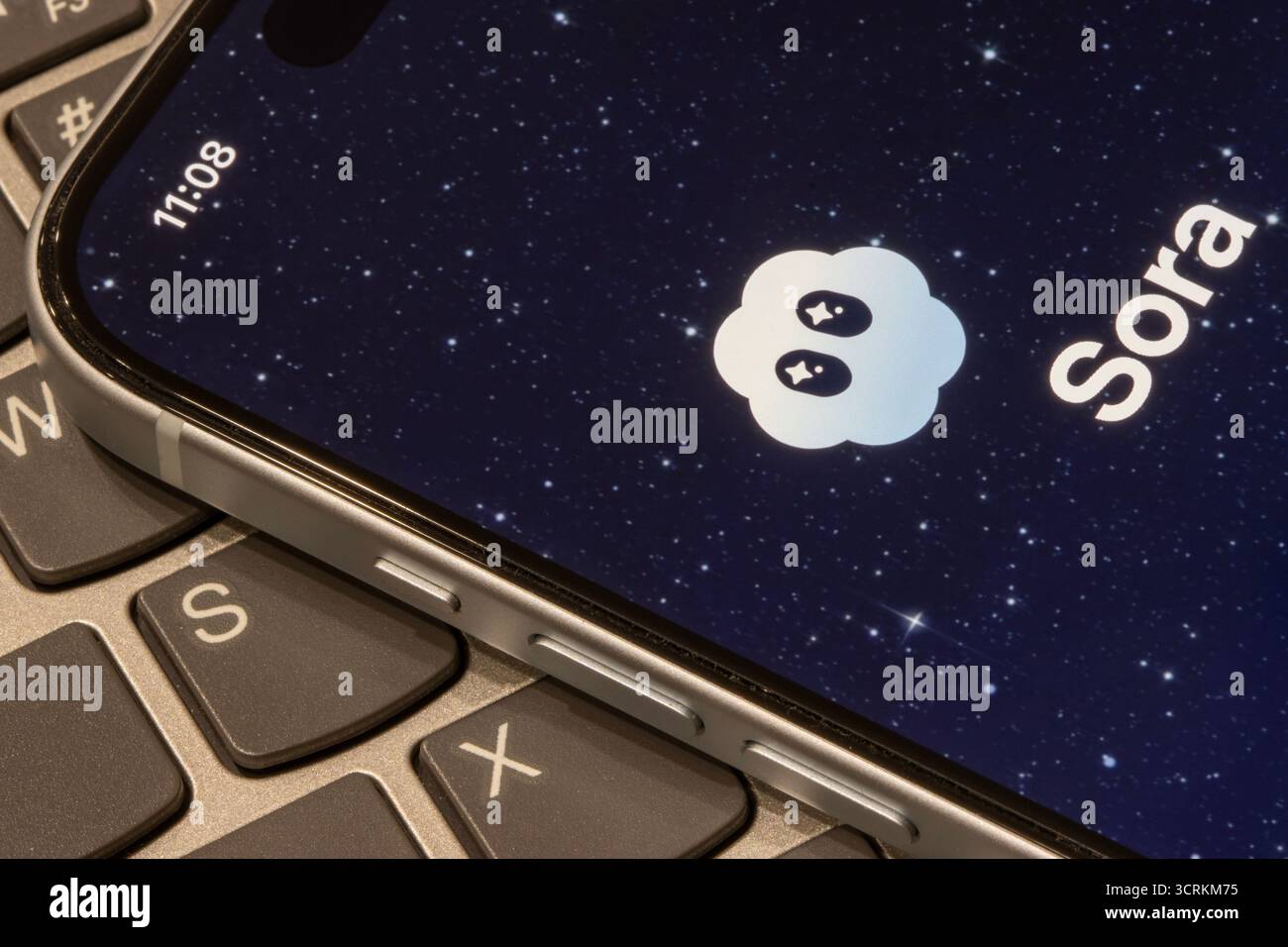 La nuova app Sora viene visualizzata sullo schermo di un iPhone. OpenAI lancia Sora 2, il suo ultimo modello di generazione di video, e un'app social per utilizzarlo. Foto Stock