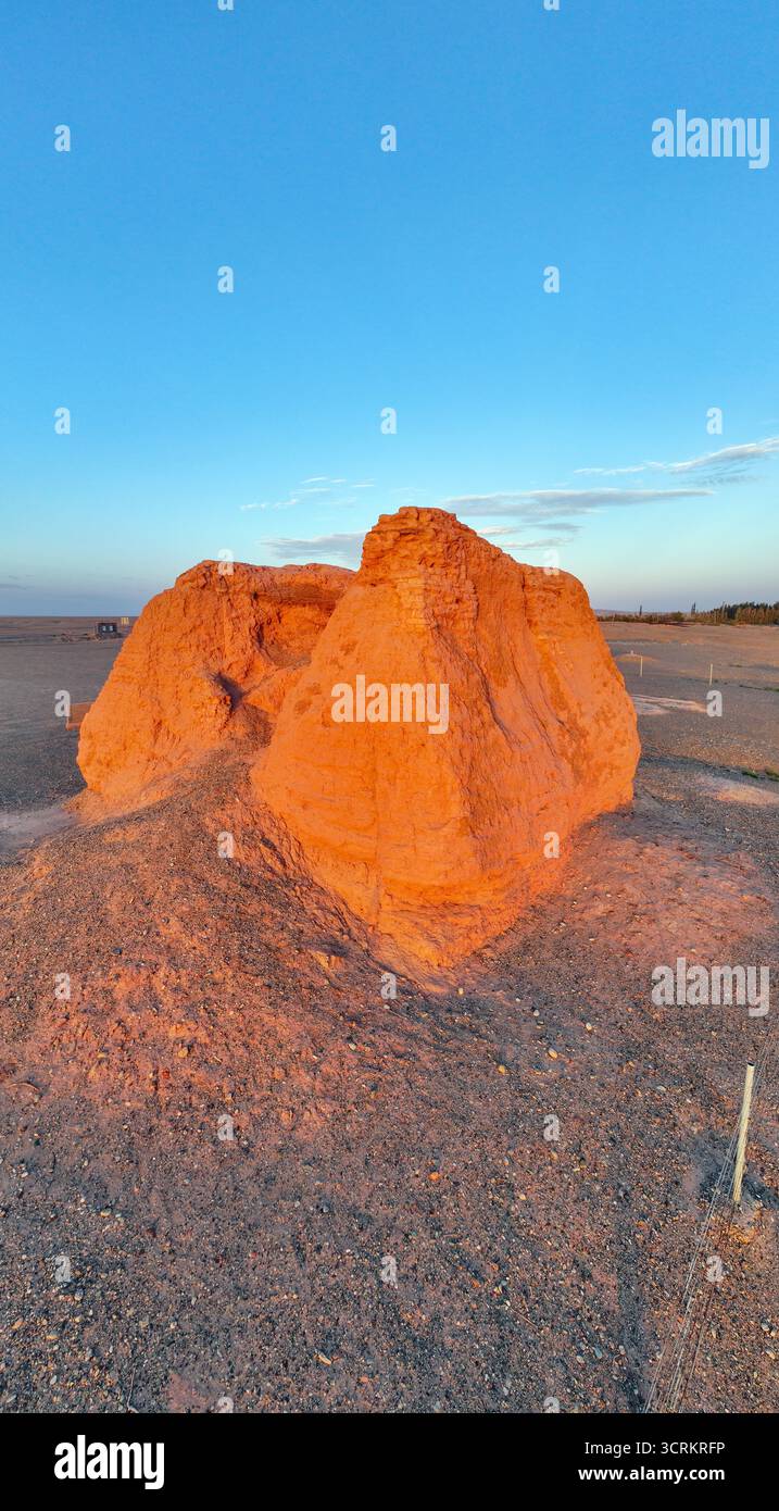 Shanshuigou Dadun Beacon Tower e Han Great Wall Han Sai Wall nella città di Dunhuang, provincia di Gansu Foto Stock