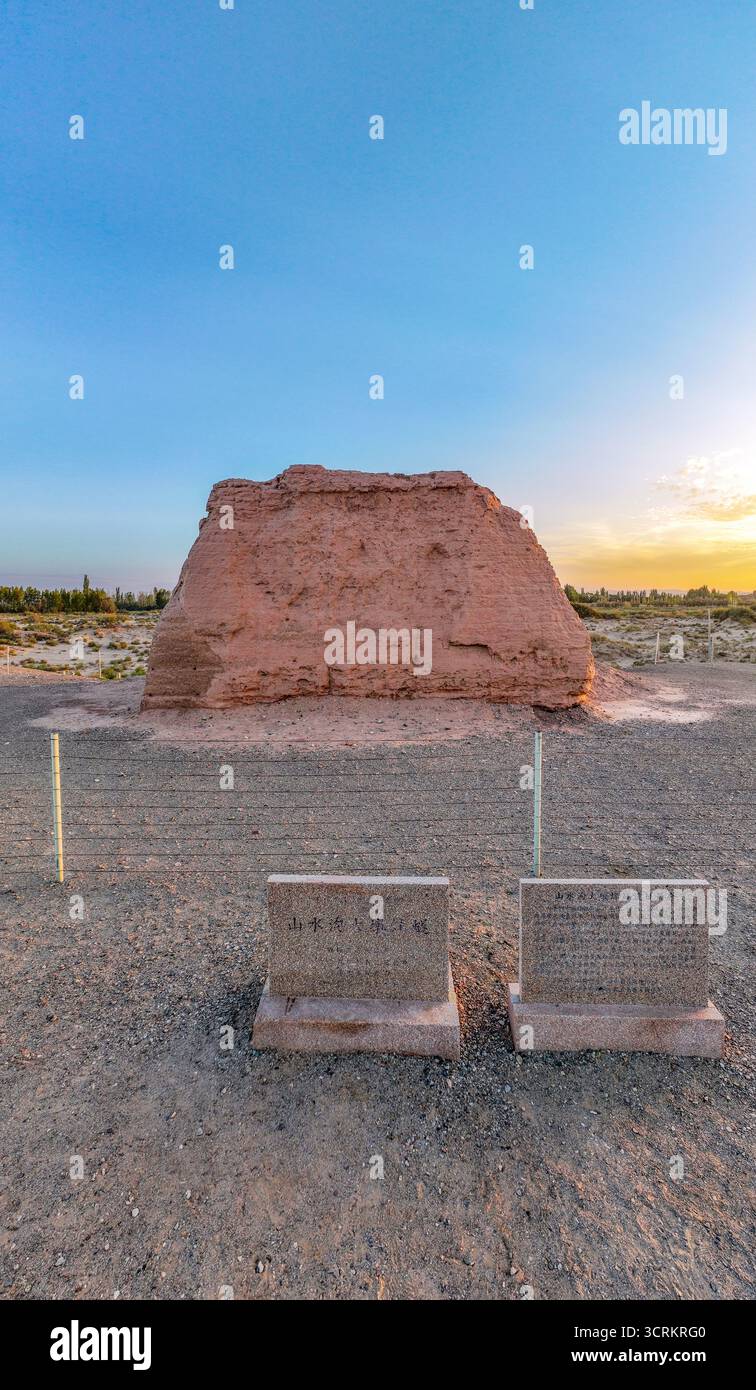 Shanshuigou Dadun Beacon Tower e Han Great Wall Han Sai Wall nella città di Dunhuang, provincia di Gansu Foto Stock