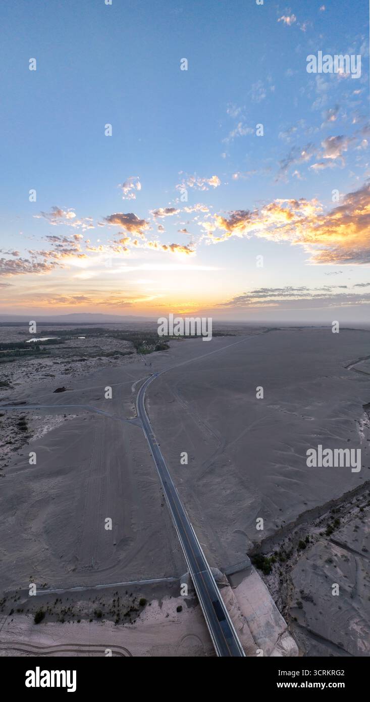 Shanshuigou Dadun Beacon Tower e Han Great Wall Han Sai Wall nella città di Dunhuang, provincia di Gansu Foto Stock