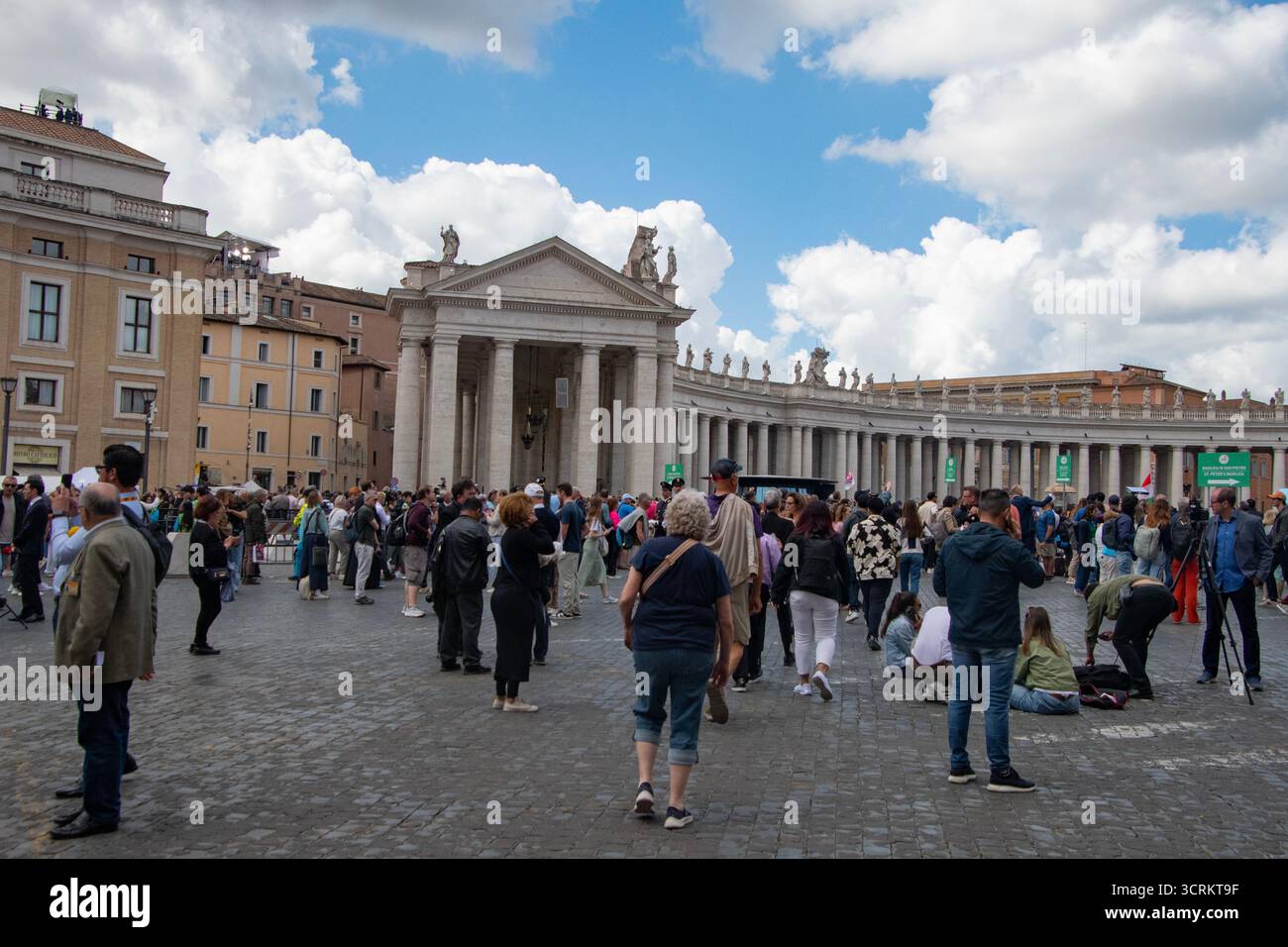 Piazza San Pietro. La folla si sta riunendo per sentire se c'è un nuovo papa. Foto Stock