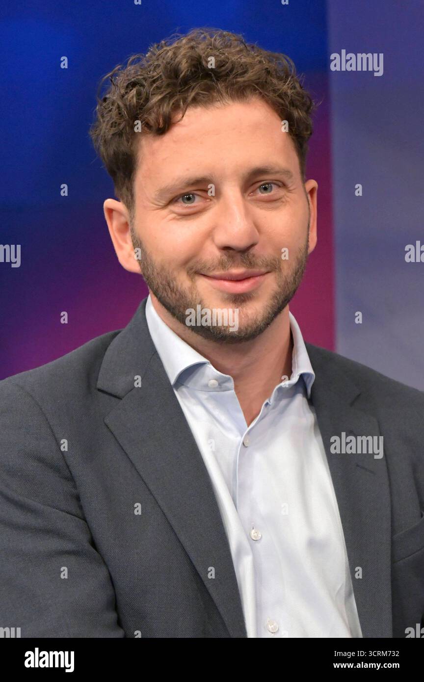 Felix Banaszak in der ARD-Talkshow maischberger im Studio Berlin Adlershof. Berlino, 01.10.2025 *** Felix Banaszak al talk show ARD maischberger in Studio Berlin Adlershof Berlin, 01 10 2025 foto:XM.xBehrensx/xFuturexImagex maischberger0101_5005 Foto Stock