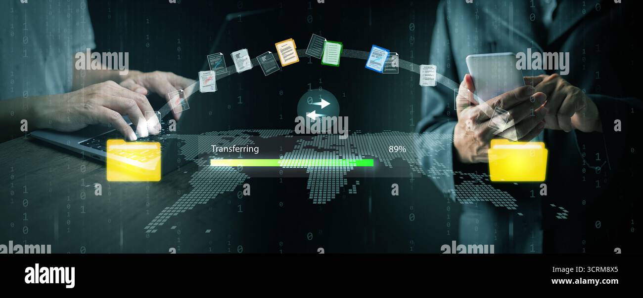 Illustrazione del trasferimento digitale dei dati con le mani utilizzando un laptop e un dispositivo mobile, che rappresenta la condivisione di file, il cloud computing, la comunicazione online e se Foto Stock