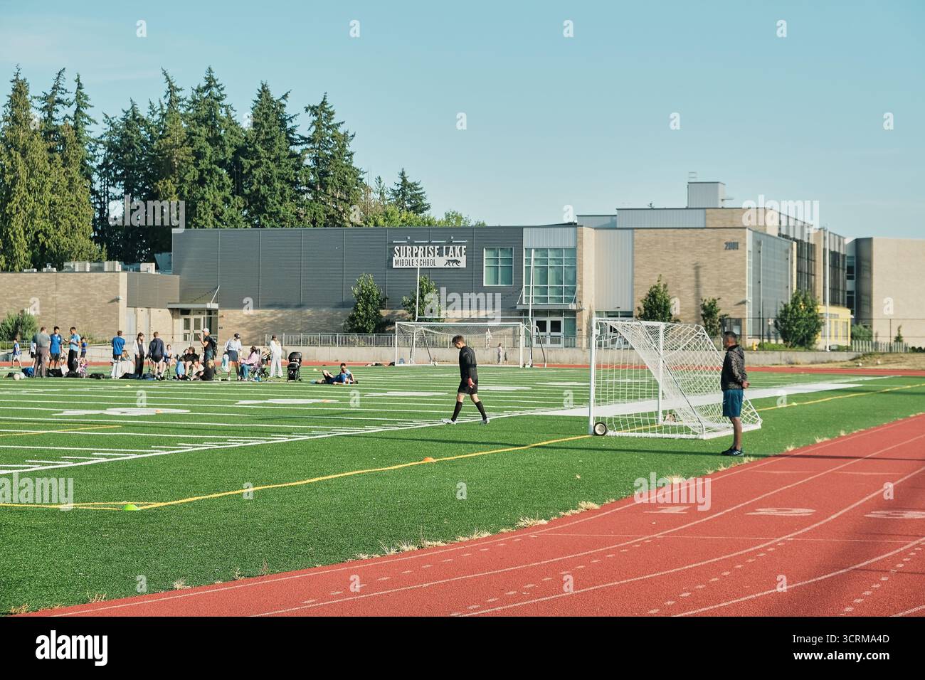 Milton WA USA, 20 luglio 2025 - Surprise Lake Middle School, campo da calcio con piste da corsa sui terreni della scuola media Foto Stock