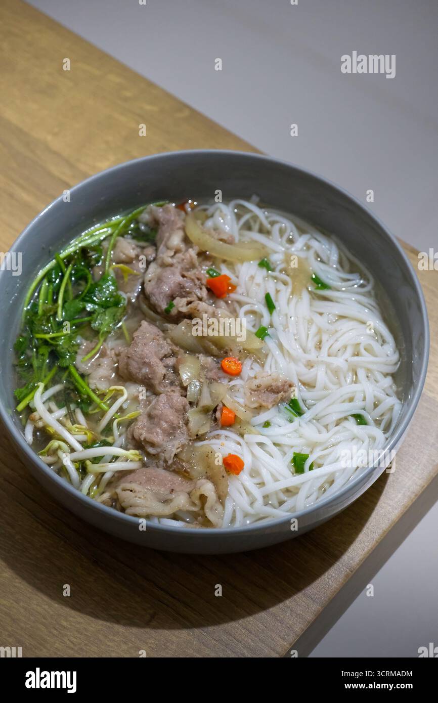 Pò vietnamita con manzo, spaghetti di riso, germogli di soia e foglie di coriandolo Foto Stock