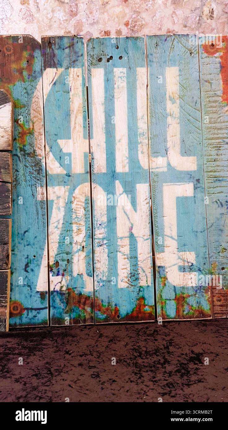 Un cartello decorativo in stile rustico moderno con le parole "Chill zone" in blu turchese brillante. I bordi del cartello sono rovinati e arrugginiti. Foto Stock