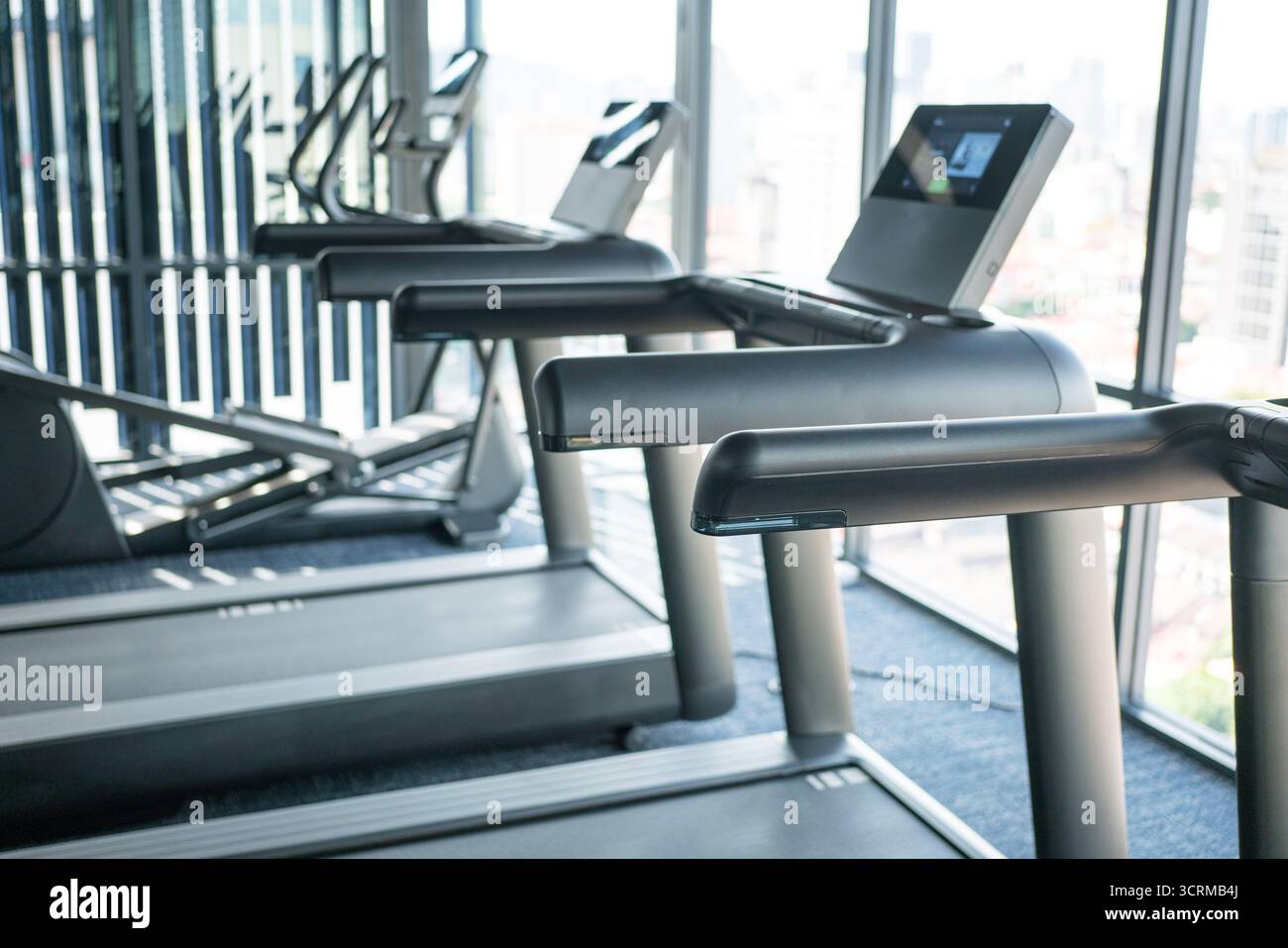 Tapis roulant all'interno di una palestra Foto Stock