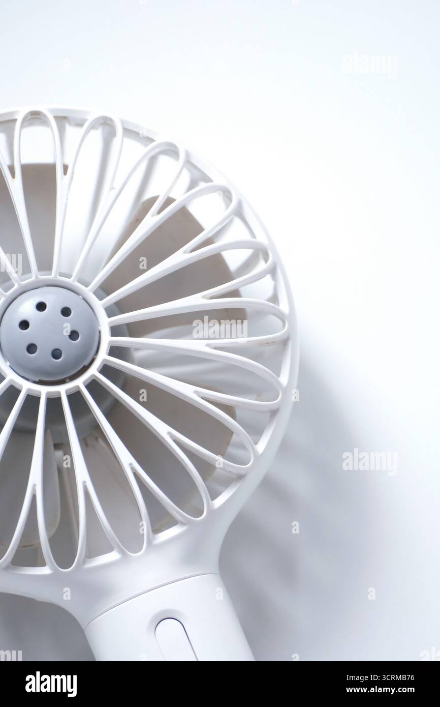 Primo piano della mini ventola elettrica con impugnatura isolata su sfondo bianco Foto Stock