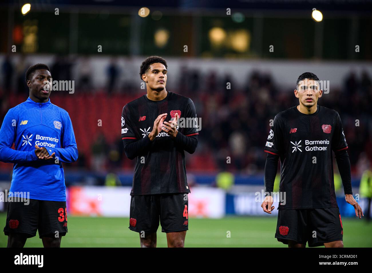 LEVERKUSEN, GERMANIA - 1° OTTOBRE 2025: Ken Izekor, Jarell Quansah, Equi Fernandez - la partita di calcio della UEFA Champions League tra Bayer 04 Leverkus Foto Stock