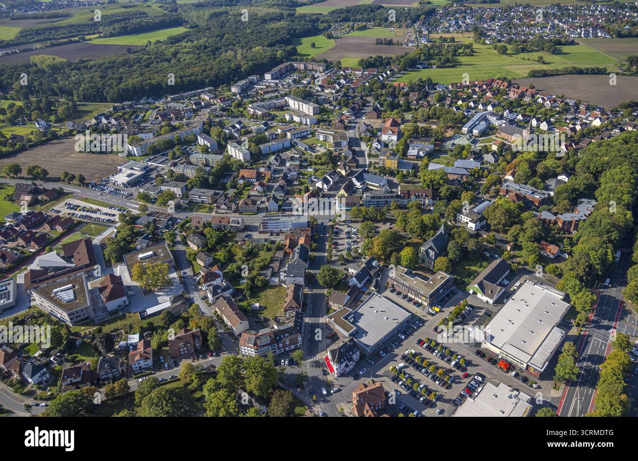Vista aerea, centro Herringen, centro commerciale Herringen con supermercato DM, Edeka Weber e Aldi, chiesa protestante Sankt-Viktor-Kirche, sul retro Foto Stock