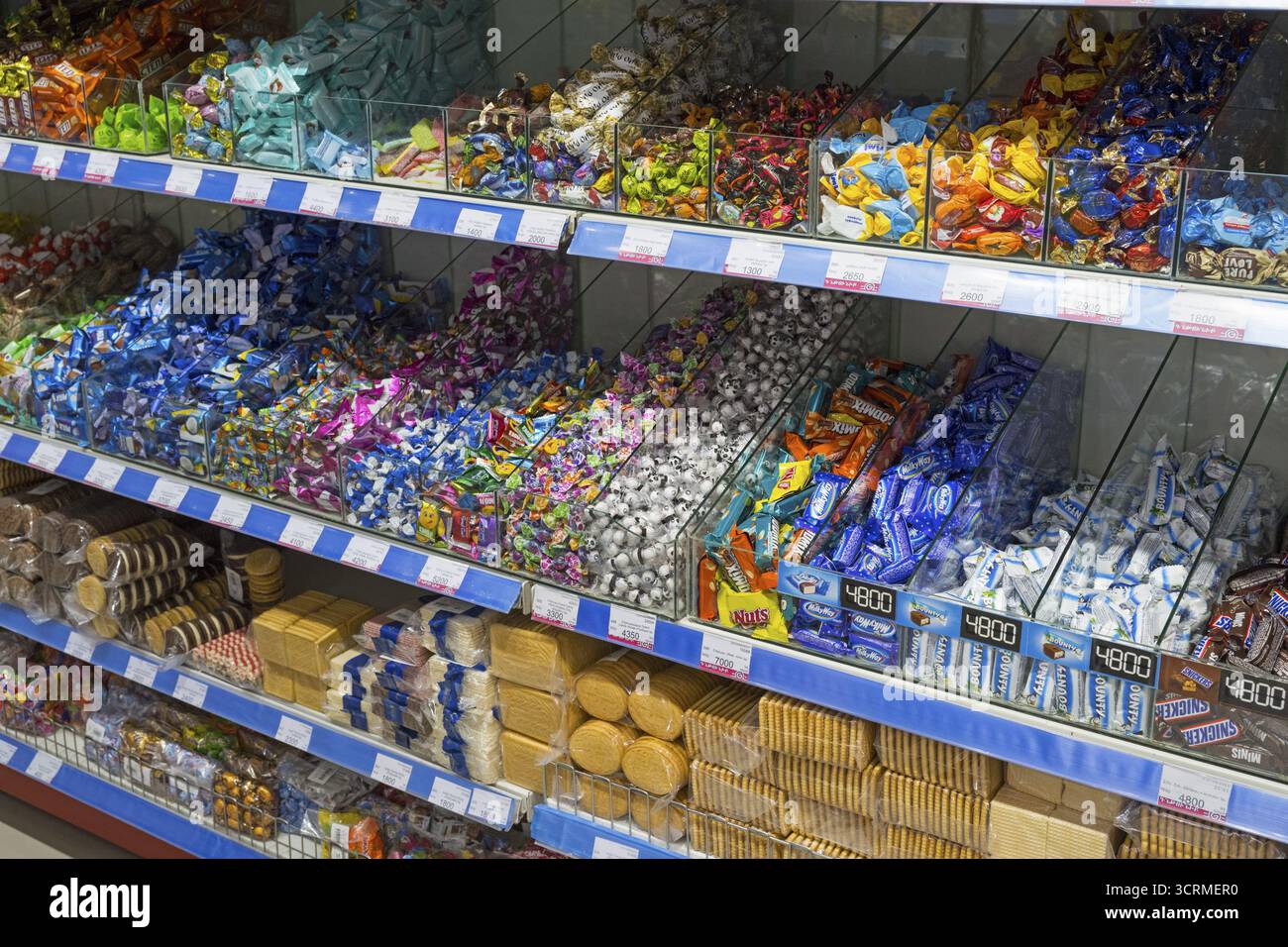 Scaffali pieni di caramelle colorate e biscotti in un supermercato, prezzi accessibili e varietà, supermercato Gntunik, provincia di Aragazotn, Armeni Foto Stock