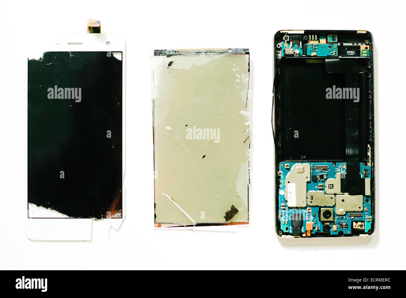 Primo piano di un componente hardware rotto di smartphone, LCD e touchscreen isolato su sfondo bianco Foto Stock