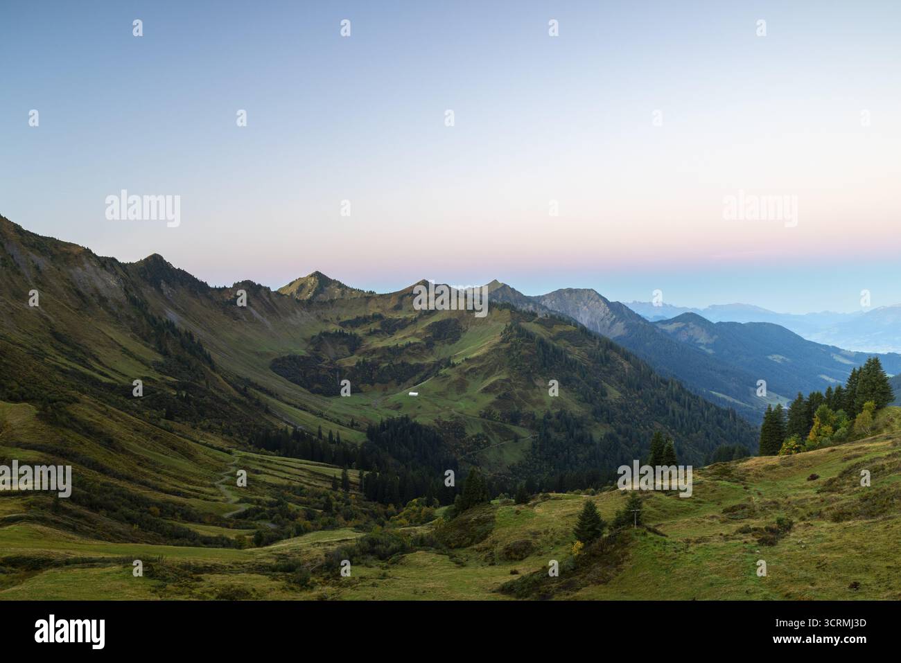 Vista dal Furkajoch sulla valle del Laternser, catena montuosa, alba, autunno, Vorarlberg, Austria Foto Stock