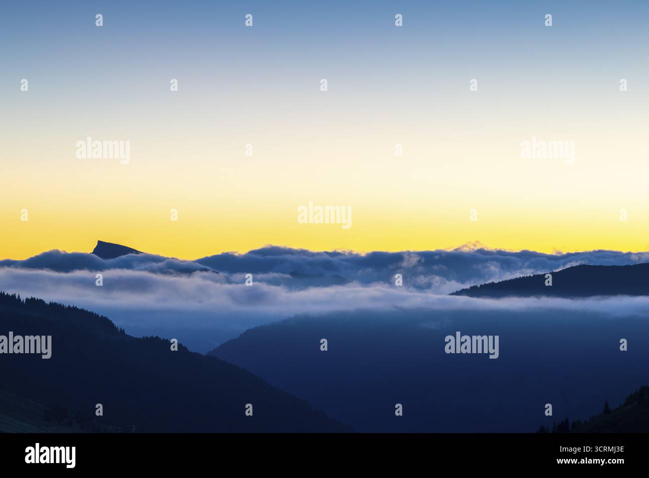 Vista da Furkajoch a Hoher Ifen, catena montuosa sopra il mare di nebbia, alba, alba, autunno, Vorarlberg, Austria Foto Stock