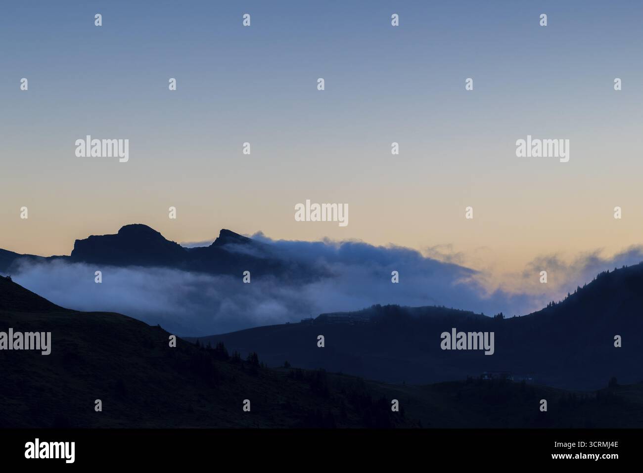 Vista dal Furkajoch una catena montuosa sopra un mare di nebbia, alba, alba, autunno, Vorarlberg, Austria Foto Stock