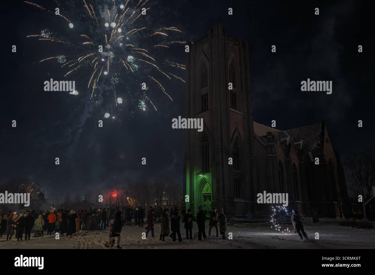 Vigilia di Capodanno atLandakotskirkja (Cattedrale di Cristo Re), Reykjavík - 1929 basilica neo-gotica cattolica di Guðjón Samúelsson a Vesturbær, Islanda Foto Stock