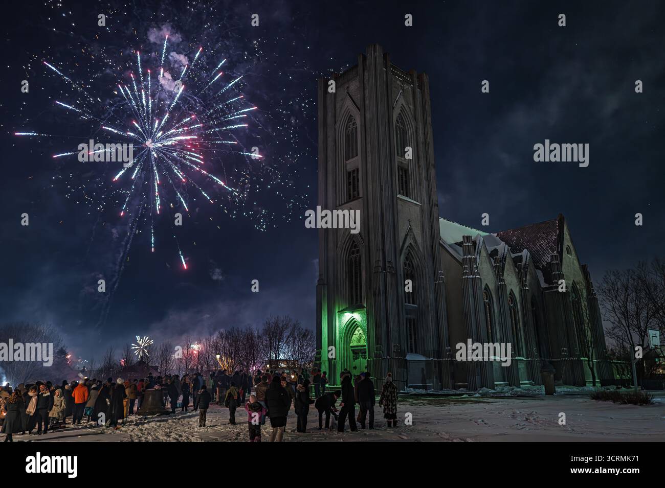Vigilia di Capodanno atLandakotskirkja (Cattedrale di Cristo Re), Reykjavík - 1929 basilica neo-gotica cattolica di Guðjón Samúelsson a Vesturbær, Islanda Foto Stock