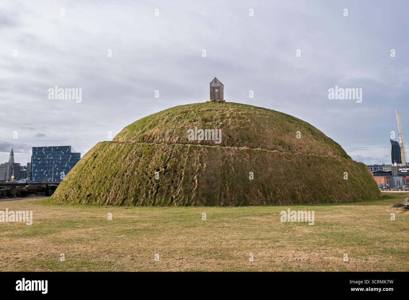 Þúfa (Tussock), grandi, tumulo di erba di 8 m con capanna per l'essiccazione dei pesci dell'artista Ólöf Nordal (2013); vista sul porto e sulla città sul lungomare di Reykjavík, Islanda Foto Stock