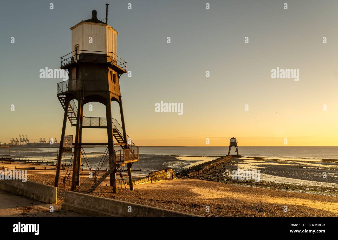 Fari di Dovercourt all'alba, Harwich, Essex Regno Unito. Coppia a costa Foto Stock
