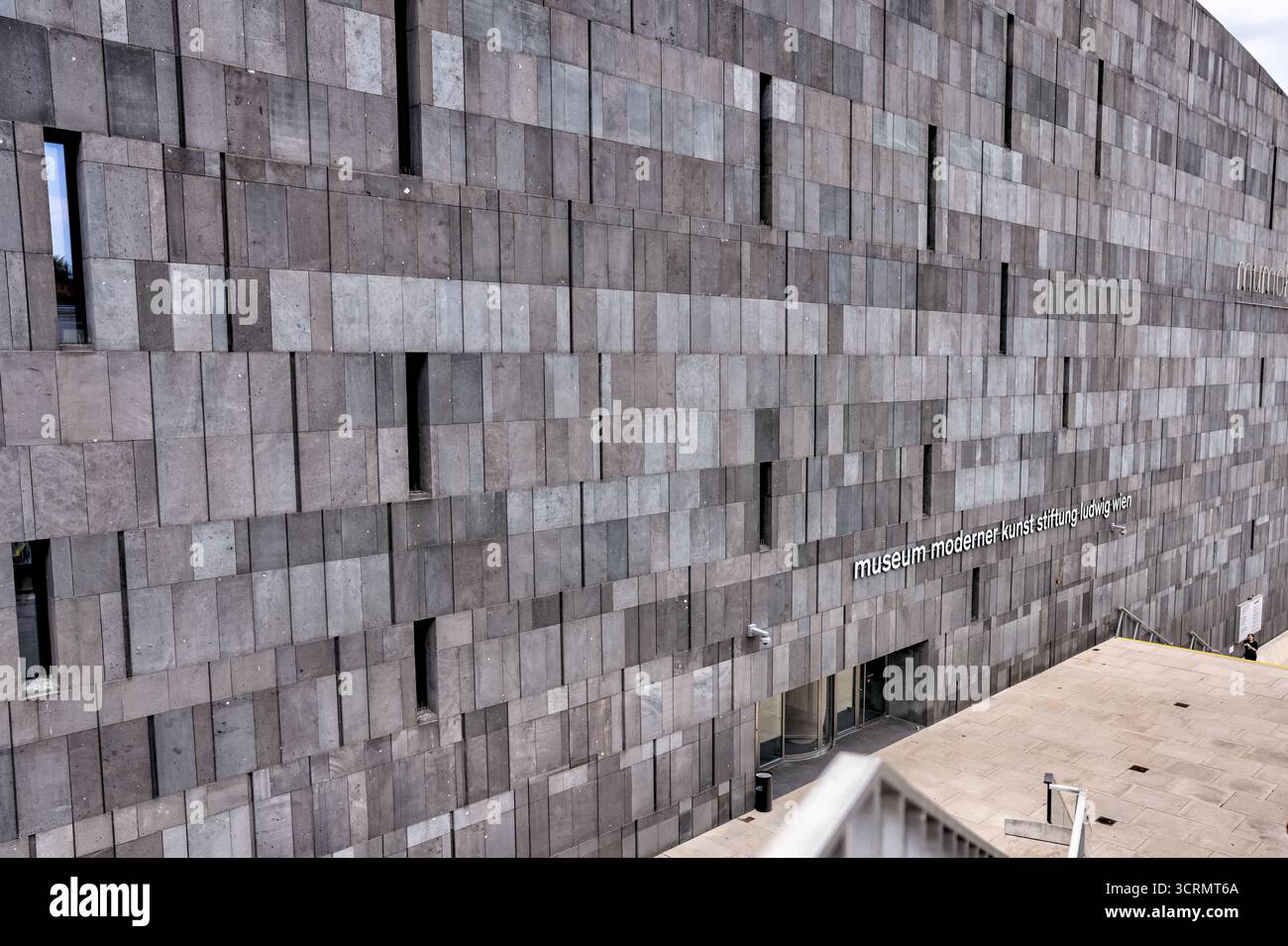 Architettura moderna e posti a sedere pubblici nel cortile del MuseumsQuartier di Vienna, un complesso culturale con musei d'arte e caffetterie Foto Stock