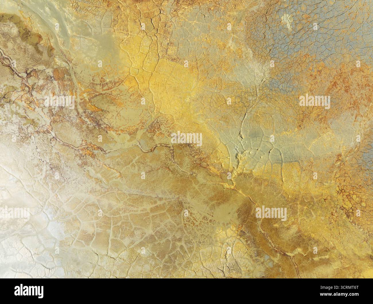 La vista aerea della terra vorticosa e macchiata di ocra rivela le texture drammatiche e i paesaggi ricchi di minerali di Minas de Ríotinto, Andalusia, Spagna. Foto Stock