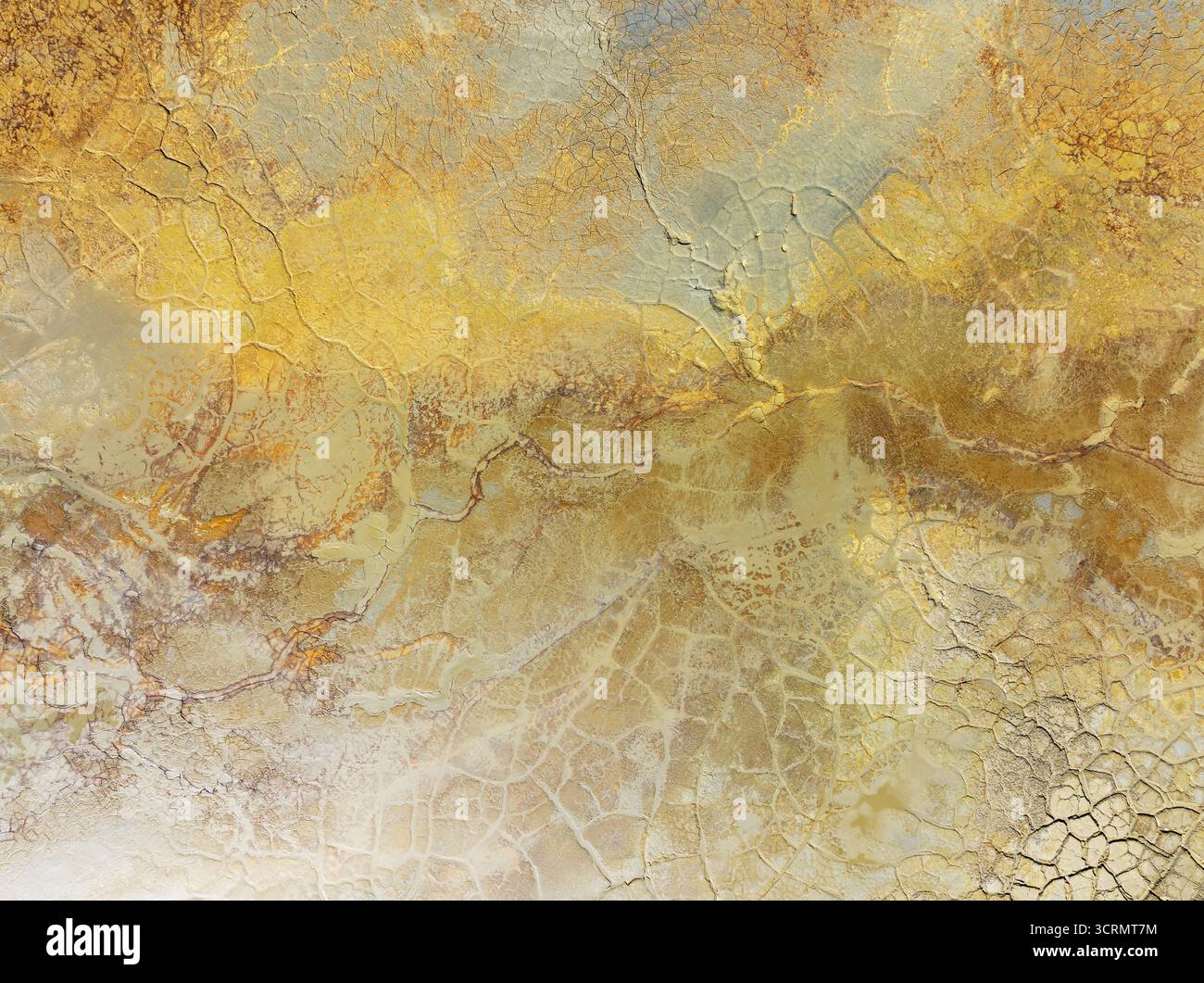 La vista aerea della terra vorticosa e macchiata di ocra rivela le texture drammatiche e i paesaggi ricchi di minerali di Minas de Ríotinto, Andalusia, Spagna. Foto Stock