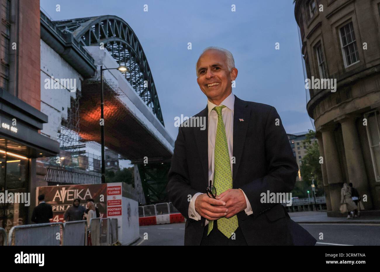 Ben Habib, leader di Advance UK, nella foto sorrideva al Quayside di Newcastle con il Tyne Bridge sullo sfondo dopo aver lanciato il nuovo partito politico che ha il sostegno dell'attivista di destra Tommy Robinson e del miliardario statunitense Elon Musk a Newcastle upon Tyne Foto Stock