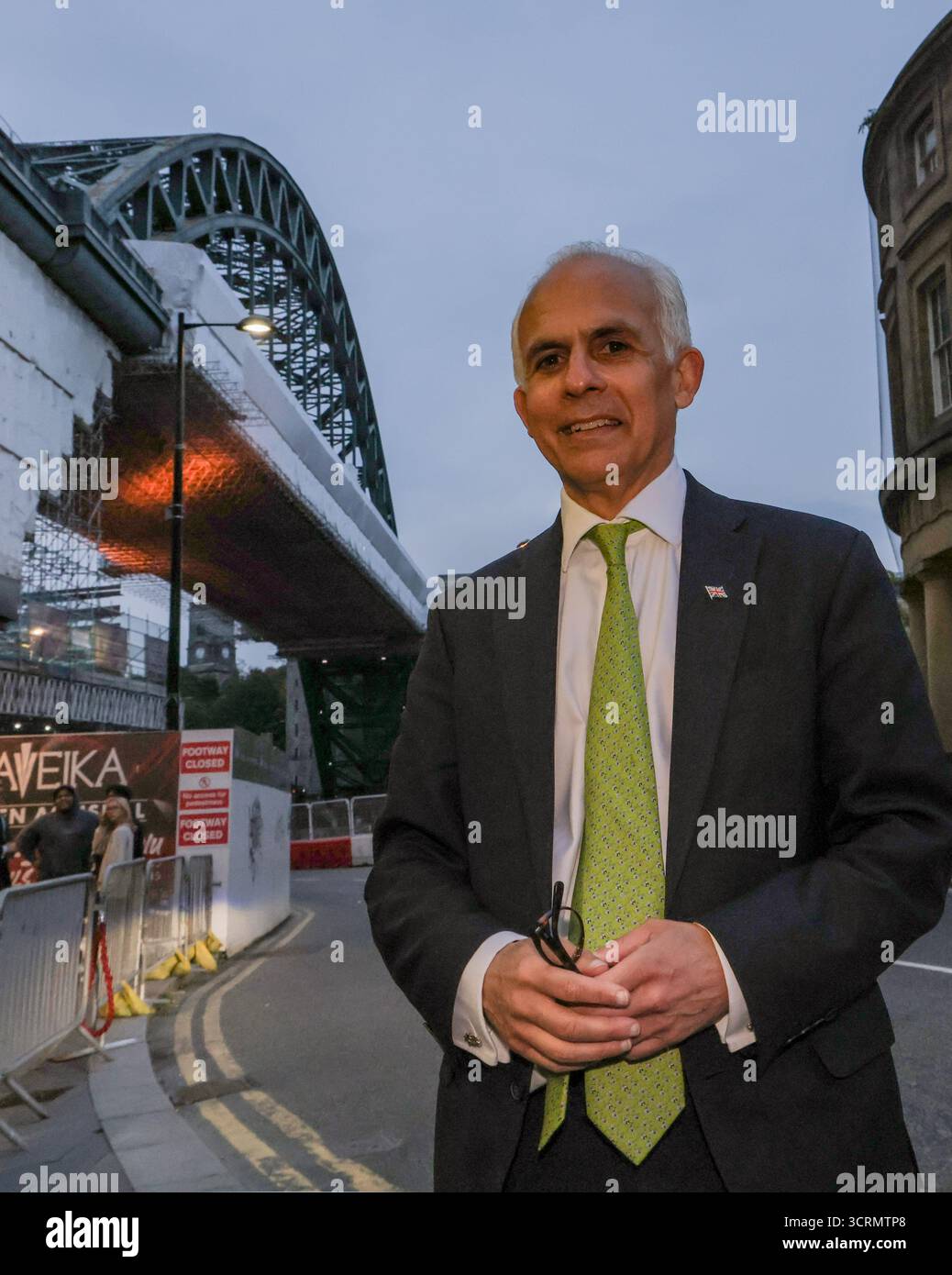 Ben Habib, leader di Advance UK, nella foto sorrideva al Quayside di Newcastle con il Tyne Bridge sullo sfondo dopo aver lanciato il nuovo partito politico che ha il sostegno dell'attivista di destra Tommy Robinson e del miliardario statunitense Elon Musk a Newcastle upon Tyne Foto Stock