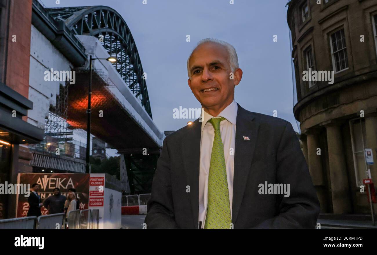 Ben Habib, leader di Advance UK, nella foto sorrideva al Quayside di Newcastle con il Tyne Bridge sullo sfondo dopo aver lanciato il nuovo partito politico che ha il sostegno dell'attivista di destra Tommy Robinson e del miliardario statunitense Elon Musk a Newcastle upon Tyne Foto Stock