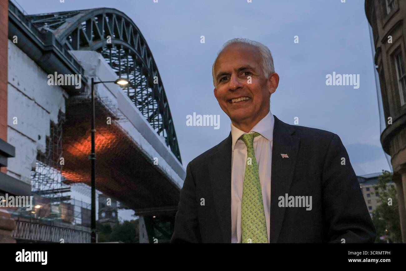 Ben Habib, leader di Advance UK, nella foto sorrideva al Quayside di Newcastle con il Tyne Bridge sullo sfondo dopo aver lanciato il nuovo partito politico che ha il sostegno dell'attivista di destra Tommy Robinson e del miliardario statunitense Elon Musk a Newcastle upon Tyne Foto Stock