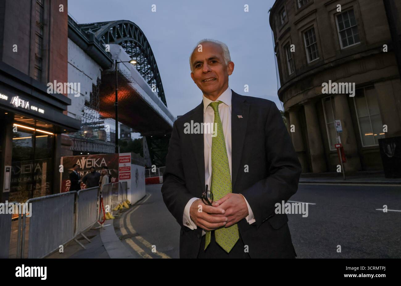 Ben Habib, leader di Advance UK, nella foto sorrideva al Quayside di Newcastle con il Tyne Bridge sullo sfondo dopo aver lanciato il nuovo partito politico che ha il sostegno dell'attivista di destra Tommy Robinson e del miliardario statunitense Elon Musk a Newcastle upon Tyne Foto Stock