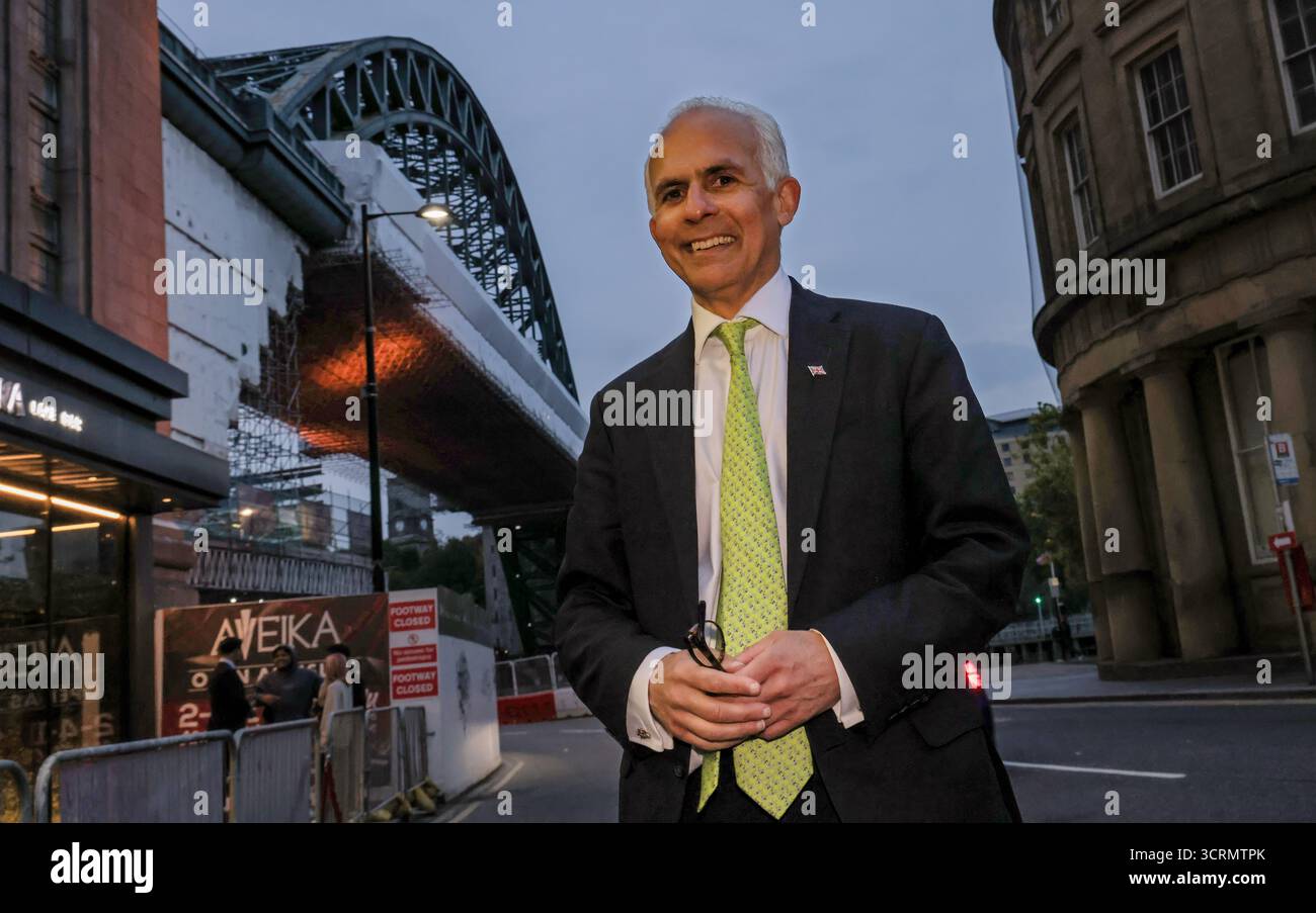 Ben Habib, leader di Advance UK, nella foto sorrideva al Quayside di Newcastle con il Tyne Bridge sullo sfondo dopo aver lanciato il nuovo partito politico che ha il sostegno dell'attivista di destra Tommy Robinson e del miliardario statunitense Elon Musk a Newcastle upon Tyne Foto Stock