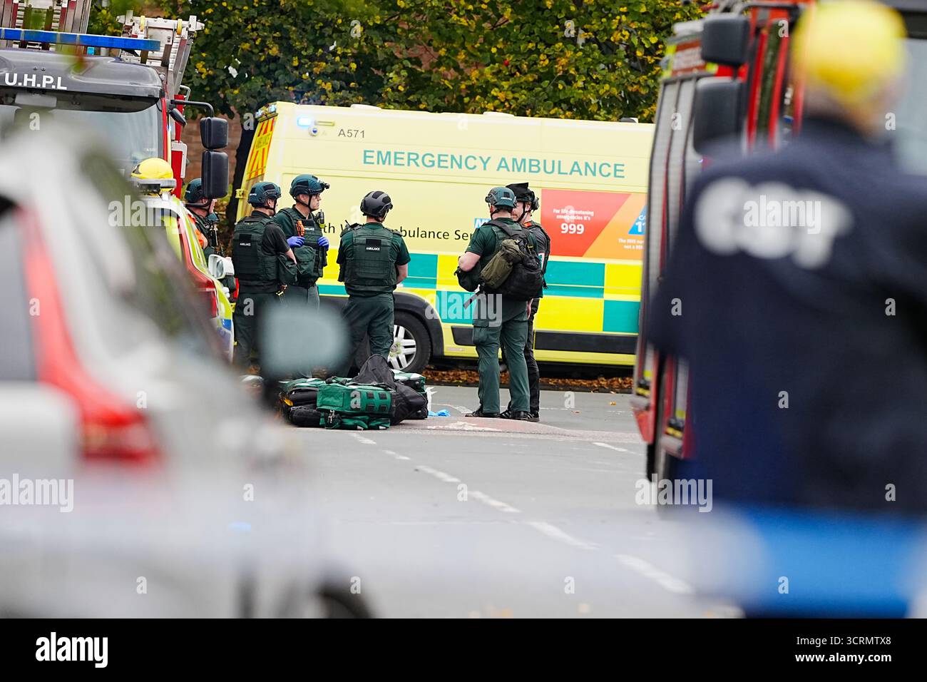 Servizi di emergenza sulla scena di un incidente alla sinagoga della congregazione ebraica di Heaton Park a Crumpsall, Manchester, dove la polizia ha sparato a un sospetto dopo che diverse persone sono state pugnalate e un'auto è stata guidata contro i membri del pubblico. Data foto: Giovedì 2 ottobre 2025. Foto Stock