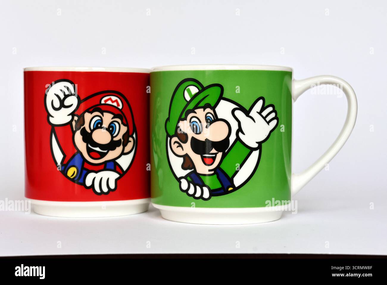 Tazze ufficiali Super Mario by Nintendo con personaggi di Mario e Luigi, set da collezione di due tazze Foto Stock