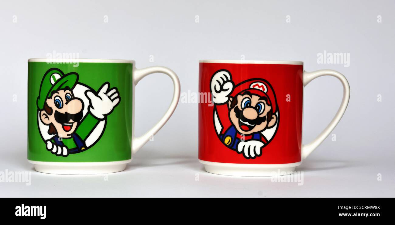 Tazze ufficiali Super Mario by Nintendo con personaggi di Mario e Luigi, set da collezione di due tazze Foto Stock